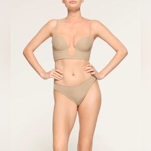 NWT Skims Deep Plunge Shapewear Bra